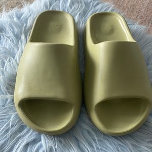 Yeezy olive slides - Authentic